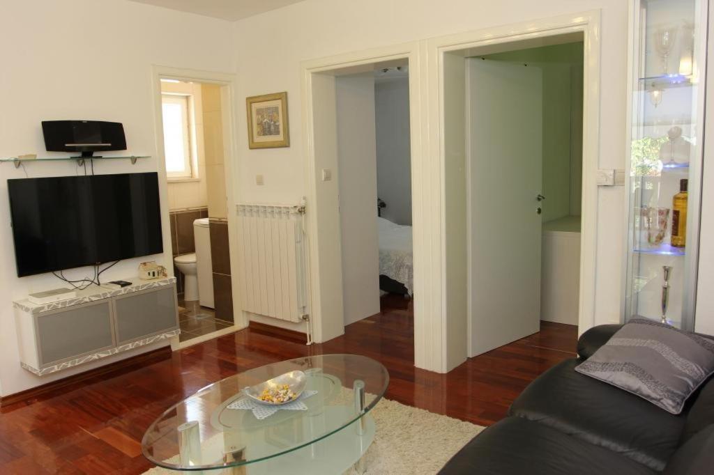 Nerezisca Holiday House Pine Tree מראה חיצוני תמונה